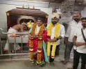 கோயிலுக்குள் மனைவியுடன் போட்டோஷூட்... சிறுவாபுரி முருகன் ஆலயத்தில் தவெக எம்.எல்.ஏ. அட்ராசிட்டி... !