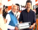 பிரதமர் மோடிக்கு முதல்வர் விஜய் கொடுத்த ஸ்பெஷல் பரிசு!  மெட்ரோ தொடக்க விழாவில் கவனம் ஈர்த்த தருணம்!