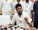 திருச்சியில் மரணமடைந்த நர்சிங் மாணவி குடும்பத்திற்கு நேரில் சென்று நிதியுதவி மற்றும் அரசு வேலை வழங்கிய தவெக அரசு!