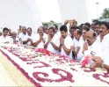 என்றென்றும் கலைஞர் நம்மிடையே வாழ்வார்! எம்.எல்.ஏ-க்களுடன் சென்று உதயநிதி ஸ்டாலின் அஞ்சலி!