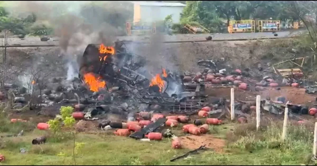 பகீர் காட்சிகள்...!! காலையிலேயே பயங்கரம்... வெடித்துச் சிதறிய சிலிண்டர்கள் ...!