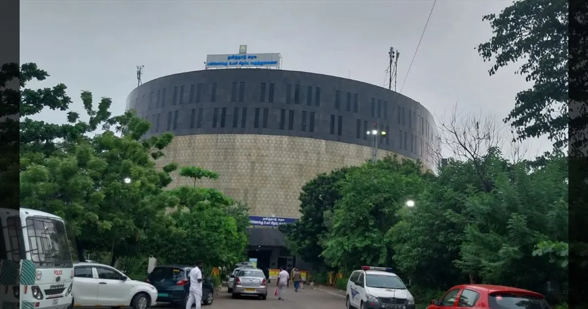 மருத்துவமனைக்கு கணவரை பார்க்க வந்த இடத்தில் நேர்ந்த கொடூரம்; ஓமந்தூரார் நுழைவு வாயில் இடிந்து விபத்து!