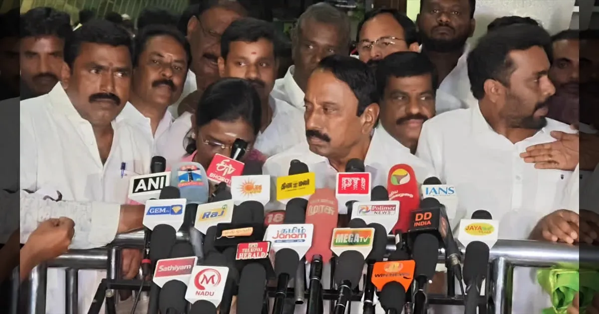 முதல்வர் எல்லோரையும் உற்சாகப்படுத்தவே விரும்புகிறார்..  அமைச்சர்கள் இருக்கையில் அமர்ந்தது குறித்து செங்கோட்டையன் விளக்கம்!