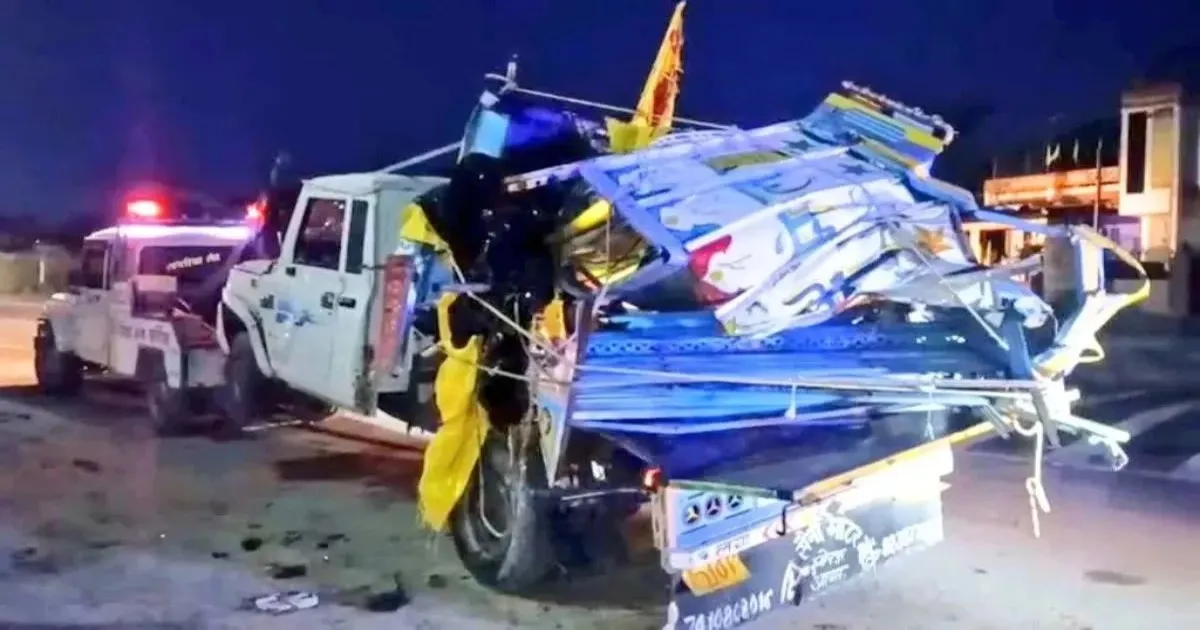 அதிகாலையில் கேட்ட அலறல் சத்தம்... அப்பளம் போல் நொறுங்கிய வேன் - 7 குழந்தைகள் உட்பட 11 பேர் துடிதுடித்து பலி...!