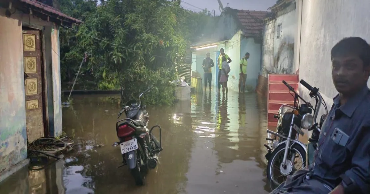 காவிரி ஆற்றில் கரைபுரண்டு ஓடும் வெள்ளம்... 2வது நாளாக தத்தளிக்கும் கரையோர மக்கள்....!