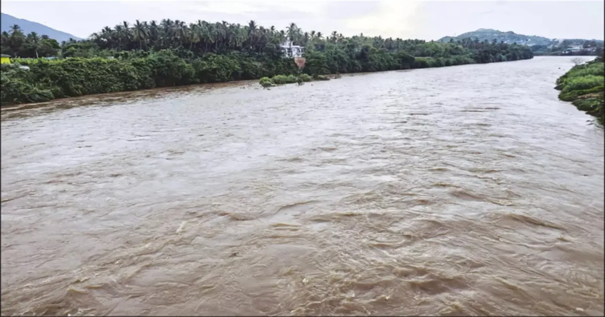 வயிற்றில் அடித்துக் கொண்டு கதறும் மக்கள்... பெரு வெள்ளத்தால் வெளியான பவானி ஆற்றின் அவலம்..
