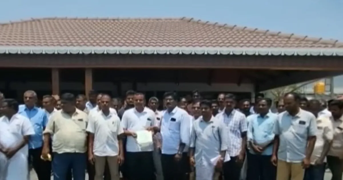 கோழி முட்டை விலை நிர்ணயத்தில் குளறுபடி.. திடீரென குவிந்த 50 பேர்.. நாமக்கல் - சேலம் சாலையில் பரபரப்பு..!