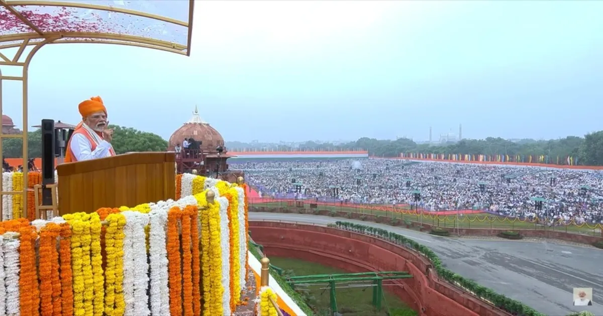 தனியார் துறையில் வேலை  பெற்றால் 15 ஆயிரம் நிதி உதவி... அள்ளிக் கொடுக்கும் பிரதமர் மோடி...!