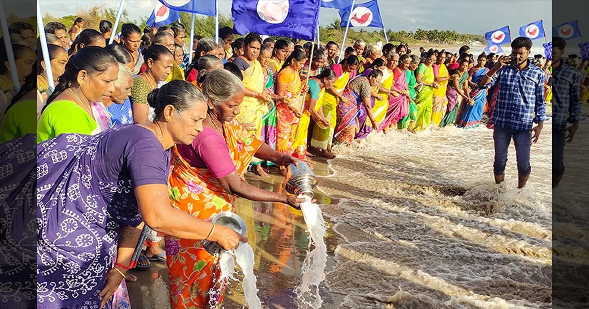 ஆழிப்பேரலையின் கோரச் சுவடுகள்... உயிரிழந்தவர்களுக்கு கடலில் பால் ஊற்றி அஞ்சலி...!