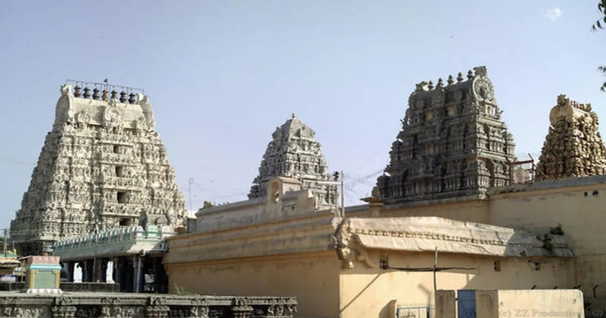 “வேட்டியைக் கழட்டி” - அறநிலையத்துறை பெண் அதிகாரி முன்பு ஆபாச சைகை... கோவிலுக்குள் அருவருக்கத் தக்க செயலில் ஈடுபட்ட நபரால் பரபரப்பு...! 