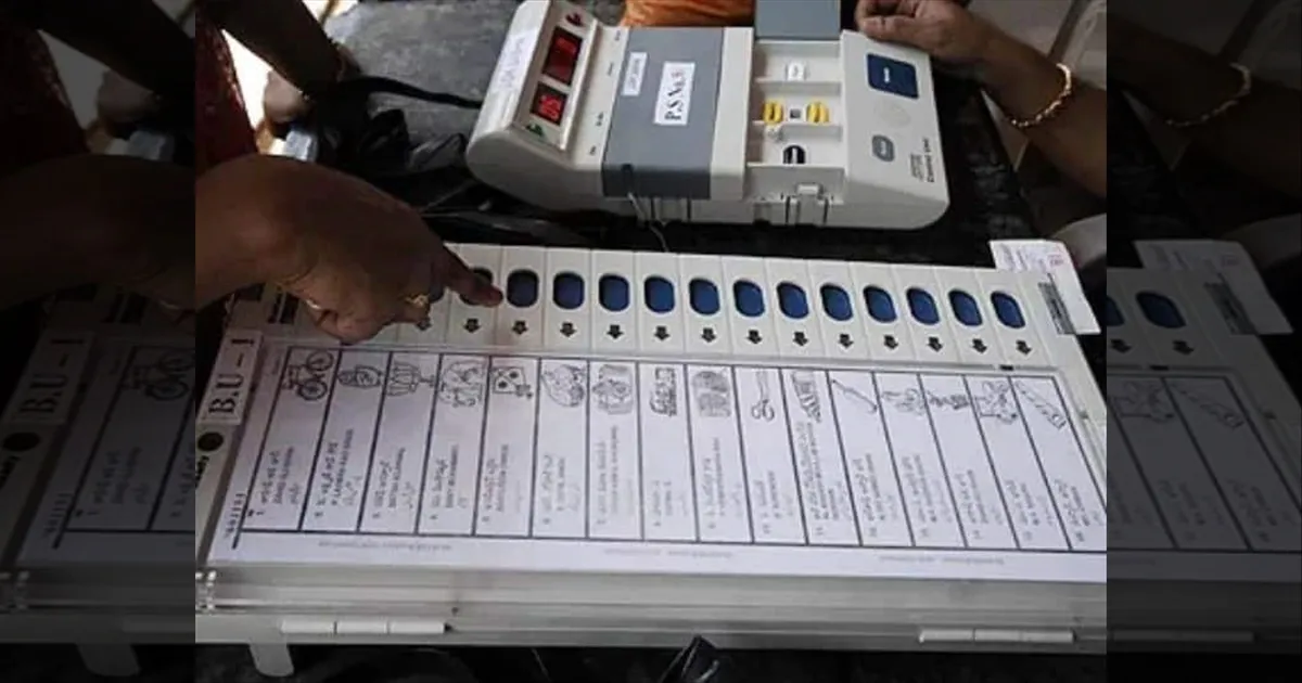 வந்தாச்சு தேர்தல் திருவிழா... EVM இயந்திரங்களில் வேட்பாளர்கள் பெயர், சின்னம் பொருத்தும் பணி தீவிரம்..!!