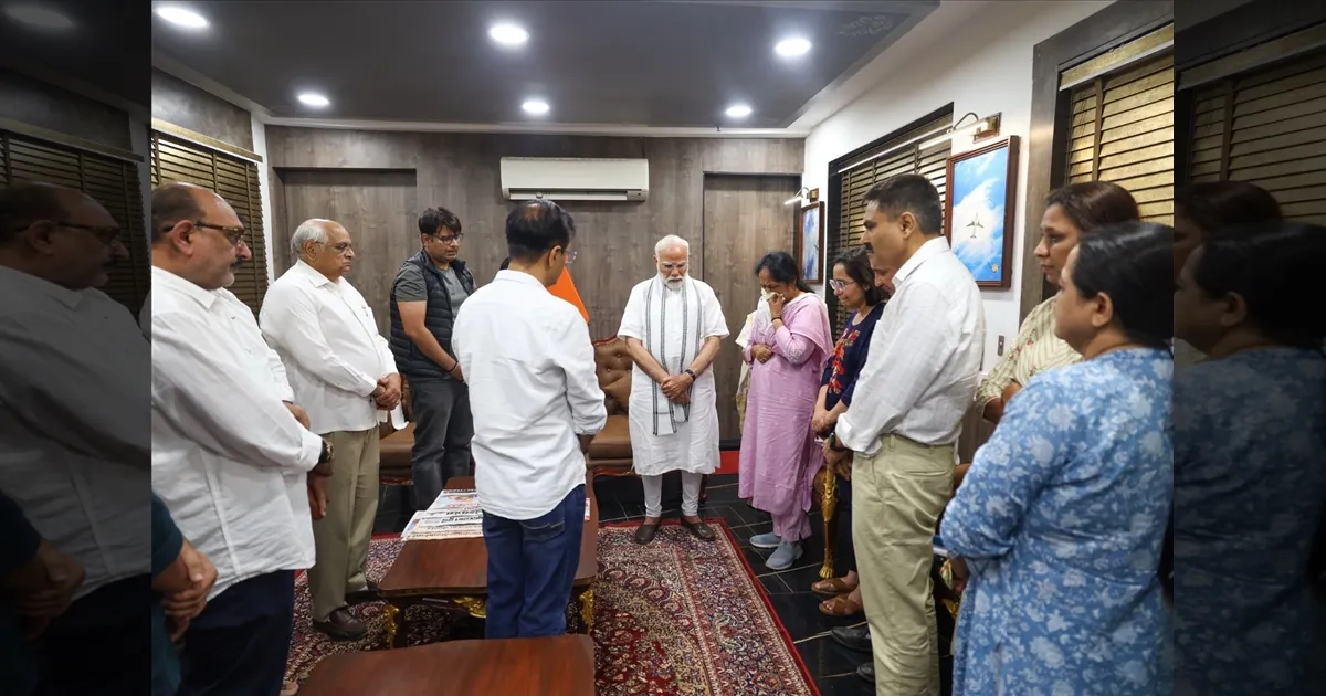 விஜய் ரூபானி இல்லை என்பதை இதயம் ஏற்க மறுக்கிறது... பிரதமர் மோடி நேரில் சென்று குடும்பத்தினருக்கு ஆறுதல்!