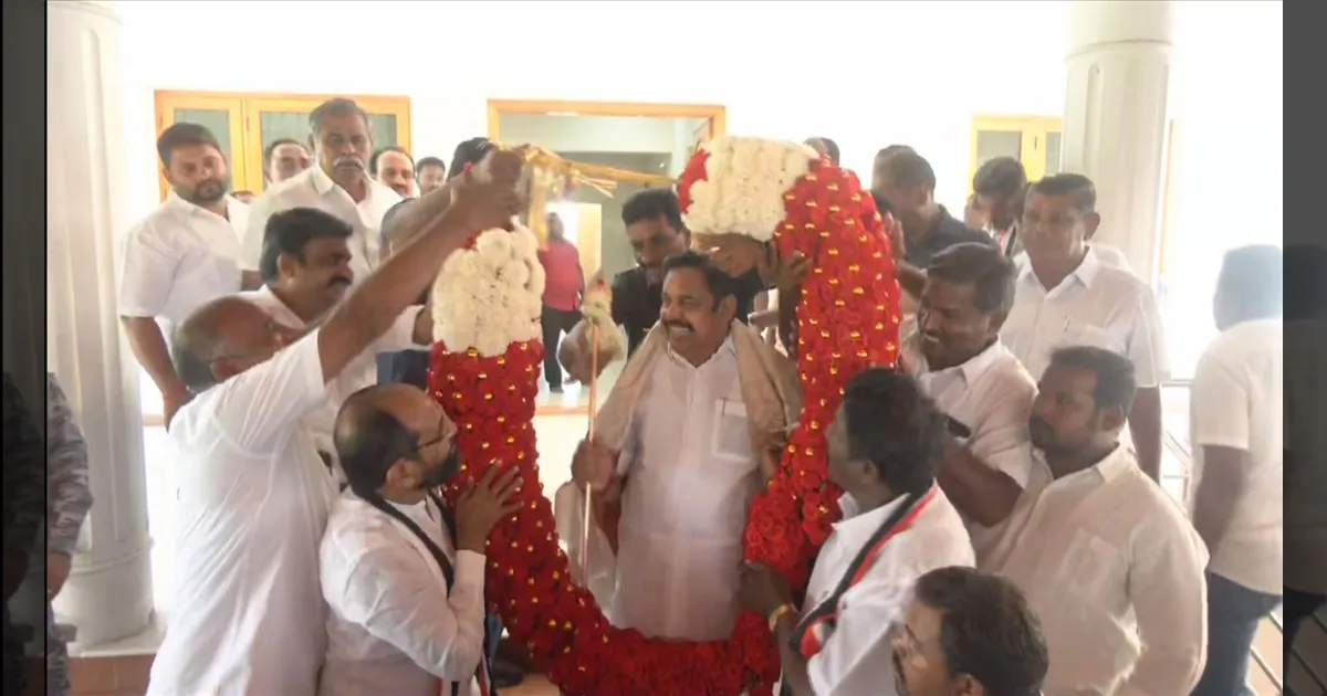 முருகனுக்கு அரோகரா! அன்பா? அரசியலா.. இபிஎஸ்க்கு வேல் பரிசளித்த அதிமுகவினர்!