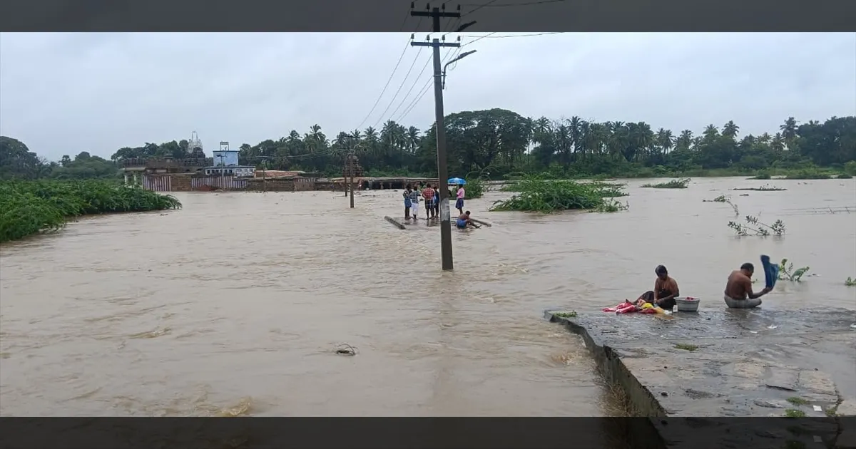 காட்டாற்று வெள்ளம் போல் கரைபுரண்டோடும் தாமிரபரணி தண்ணீர்... மூழ்கும் நிலையில் முருகன் கோவில்...!