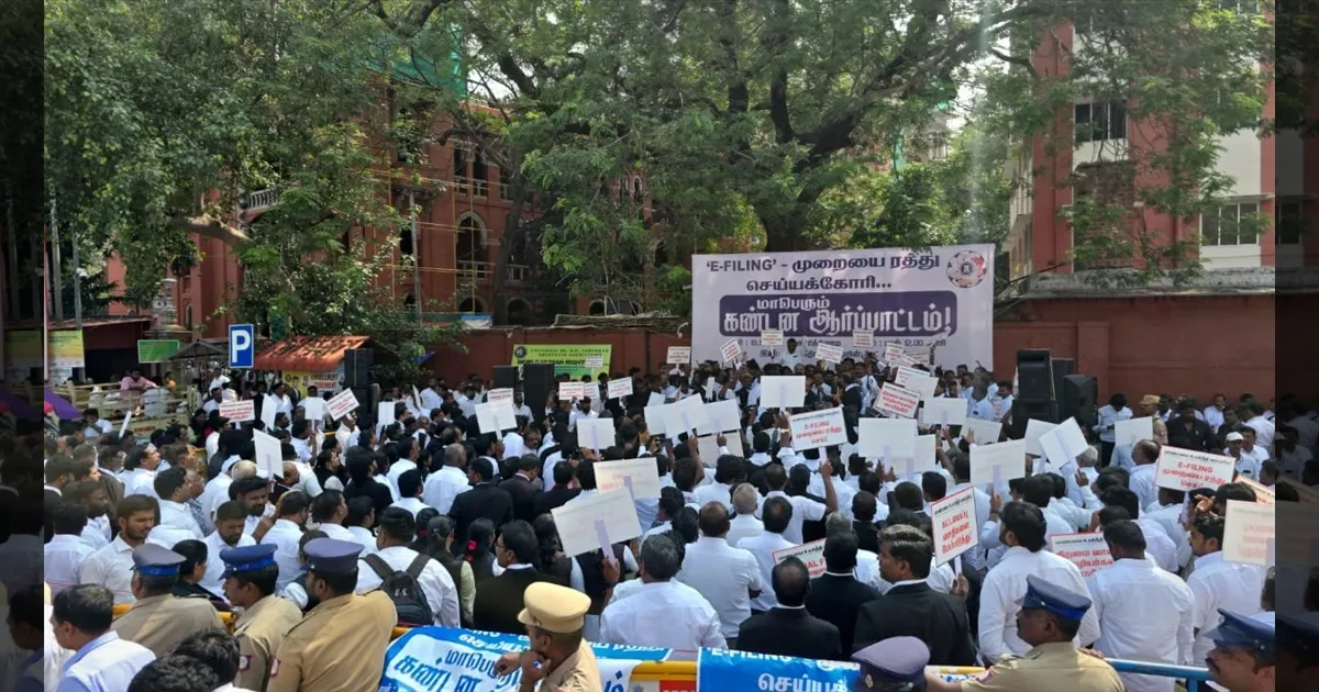E-FILING முறை வேண்டாம்... சென்னையில் வழக்கறிஞர்கள் கண்டன ஆர்ப்பாட்டம்...!