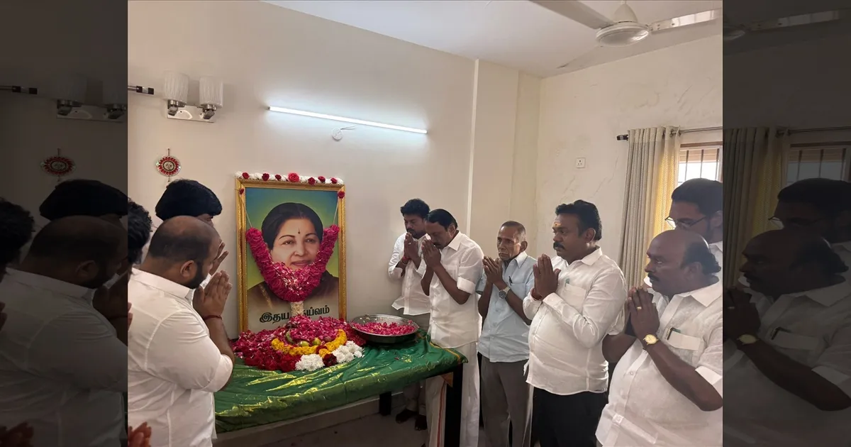 தன்னை அர்ப்பணித்து தவவாழ்வு.. இதய தெய்வம் அம்மா..!! ஜெ.  திருவுருவப்படத்துக்கு செங்கோட்டையன்..!!