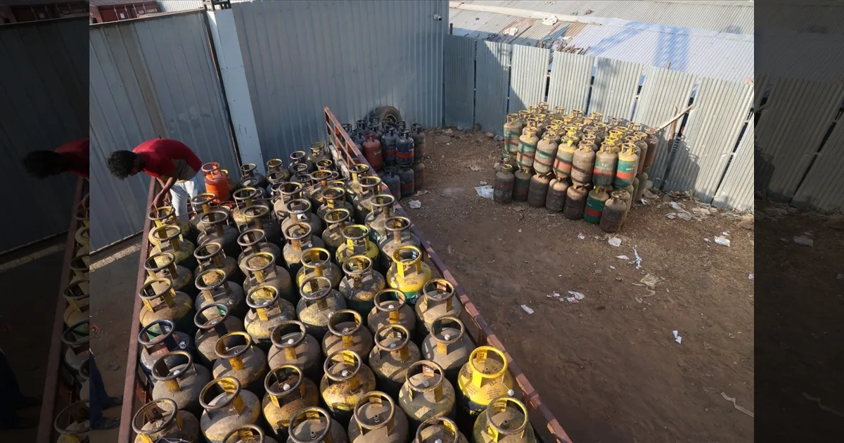 1000 கியாஸ் சிலிண்டர்கள் பதுக்கல்..! ஏஜென்சி உரிமையாளரை கையும் களவுமாக கைது செய்த அதிகாரிகள்..!