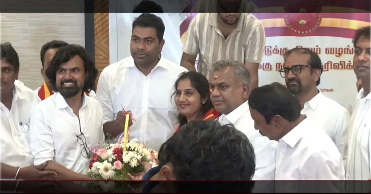 என்னது எடப்பாடியின் அண்ணன் பொண்ணா.? யாருமா நீ.? வெளுத்து வாங்கிய அதிமுக..!