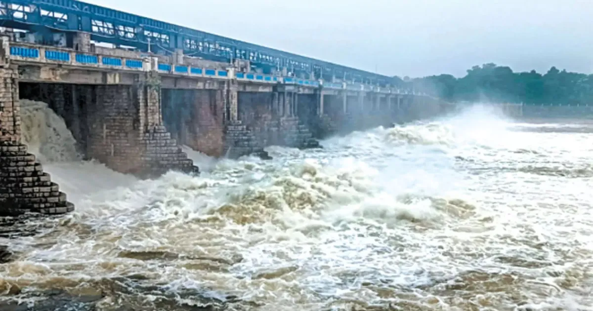 பீதி கிளப்பும் பூண்டி ஏரி... சீறிப்பாயும் வெள்ளம்... 30 கிராம மக்களுக்கு வெளியானது அலர்ட்...!