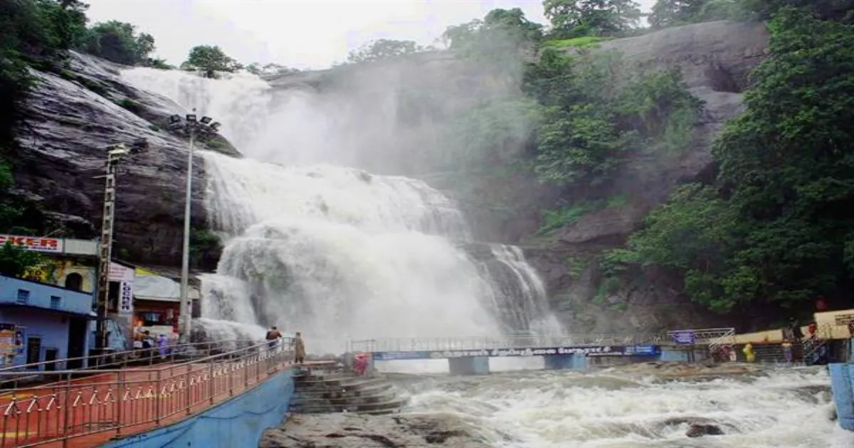 அலர்ட் மக்களே... ஆர்ப்பரித்து கொட்டும் அருவிகள்...  இங்கெல்லாம் கால் வைக்கக்கூட தடை விதிப்பு...!