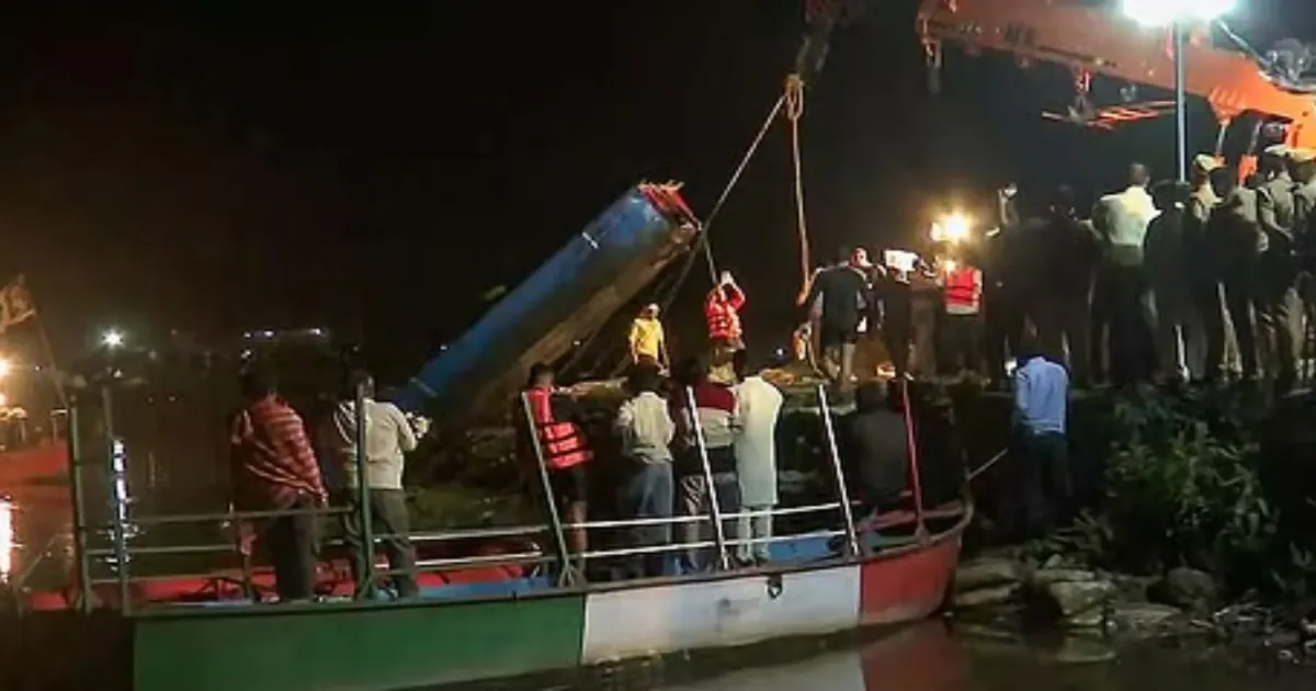 நாட்டையே உலுக்கிய சோகம்...!! - கங்கையில் கவிழ்ந்த படகு... சிறுவர்கள் உட்பட 13 பேர் பலி... !