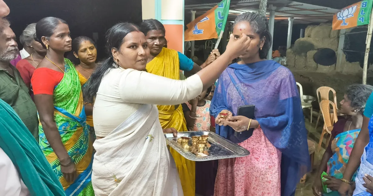 BJP Given sindoor box to aryalur womens