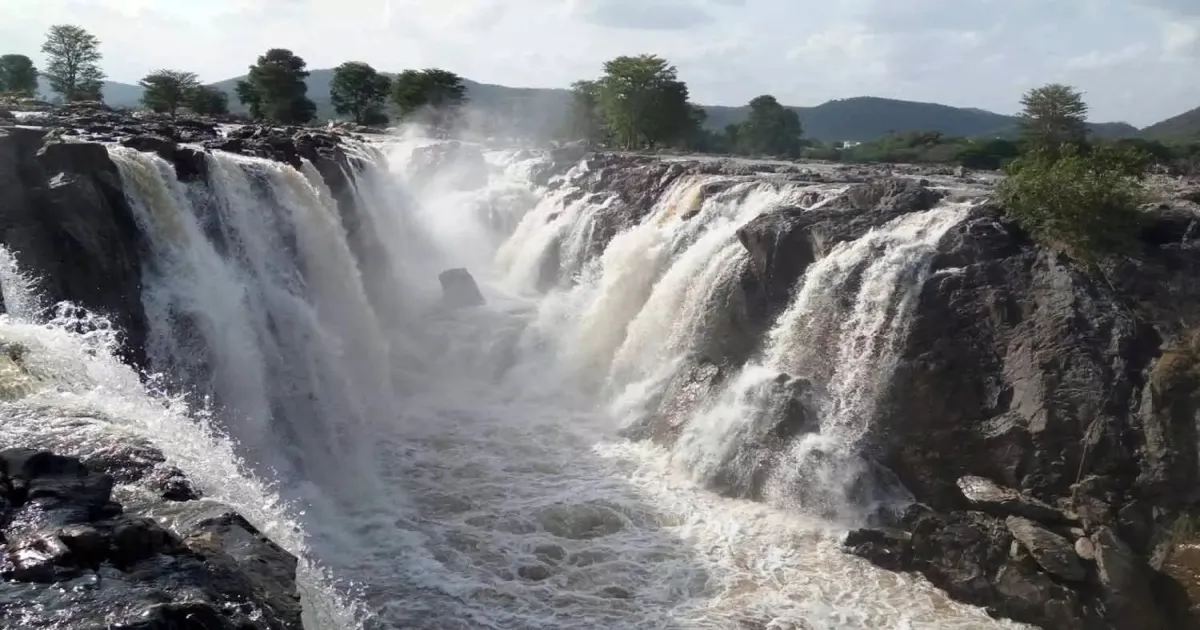 ப்ளீஸ் எக்காரணம் கொண்டும் இந்த பக்கம் வராதீங்க... ஒகேனக்கல் கரையோர மக்களுக்கு பயங்கர எச்சரிக்கை...!