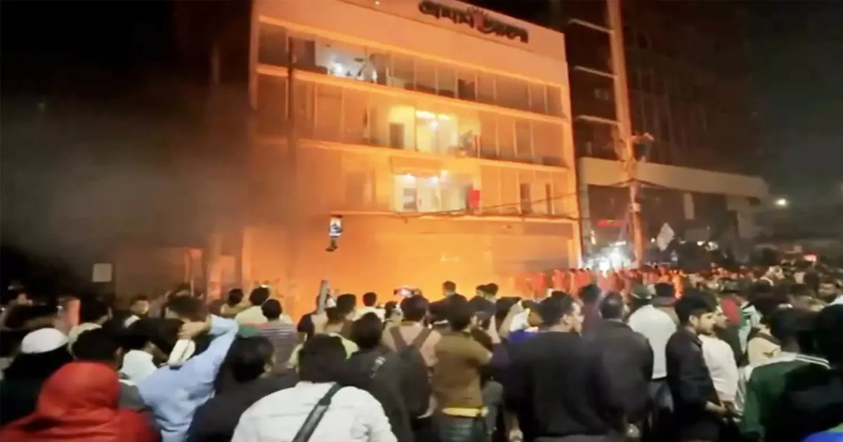 வங்கதேசத்தில் மீண்டும் வெடித்தது வன்முறை... தீக்கிரைக்கான பத்திரிகை அலுவலகம்... இந்திய தூதரகம் மீது தாக்குதல்...! 