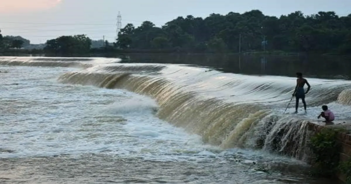 மக்களே உஷார்...!! ஆக்ரோஷமாக சீறிப்பாயும் தாமிரபரணி.... வெளியானது முக்கிய எச்சரிக்கை...!