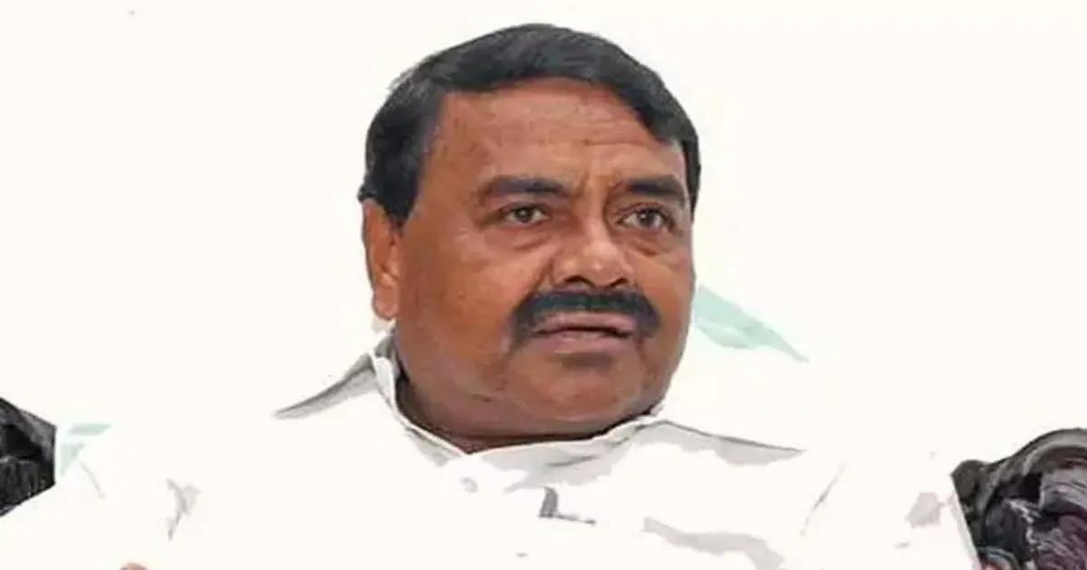 மினிஸ்டர் பி.ஏ.வுக்கே இந்த கதியா? - அமைச்சர் நிகழ்ச்சியிலேயே உதவியாளரை அடி வெளுத்த திமுக உ.பி.க்கள்...!
