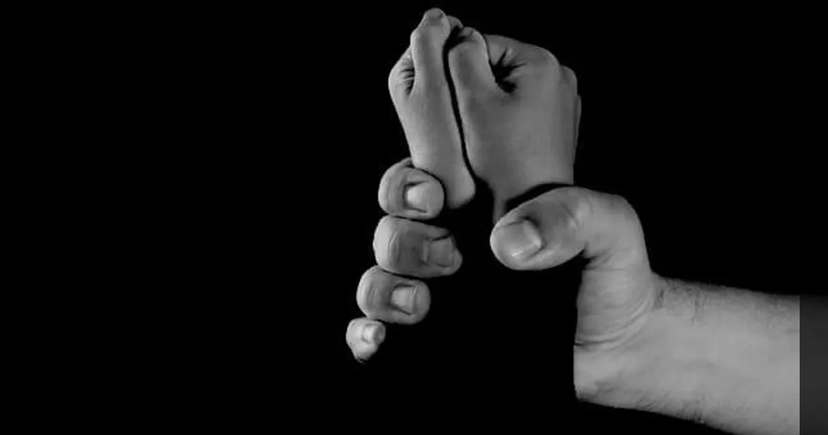 காமப்பேய்... அரசு பள்ளி மாணவிகளுக்கு பாலியல் தொல்லை... இயற்பியல் ஆசிரியருக்கு வலை வீச்சு...!