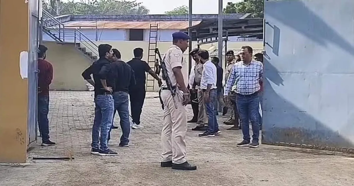 உடைக்கப்பட்ட பூட்டு... உள்ளே நுழைந்த அதிகாரிகள் படை... திமுக நிர்வாகி ஏலக்காய் குடோனில் 2வது நாளாக தொடரும் சோதனை...! 