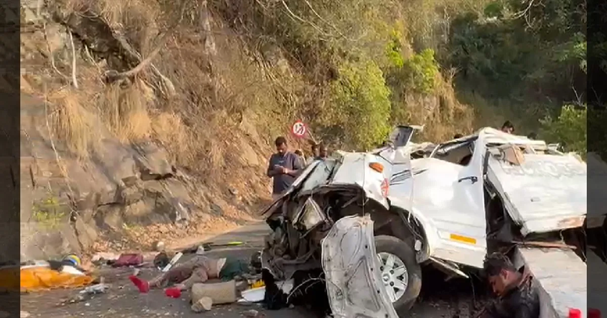 வால்பாறை மலைப்பாதையில் கோர விபத்து! சுற்றுலா வேன் கவிழ்ந்து 7 பேர் உயிரிழப்பு!