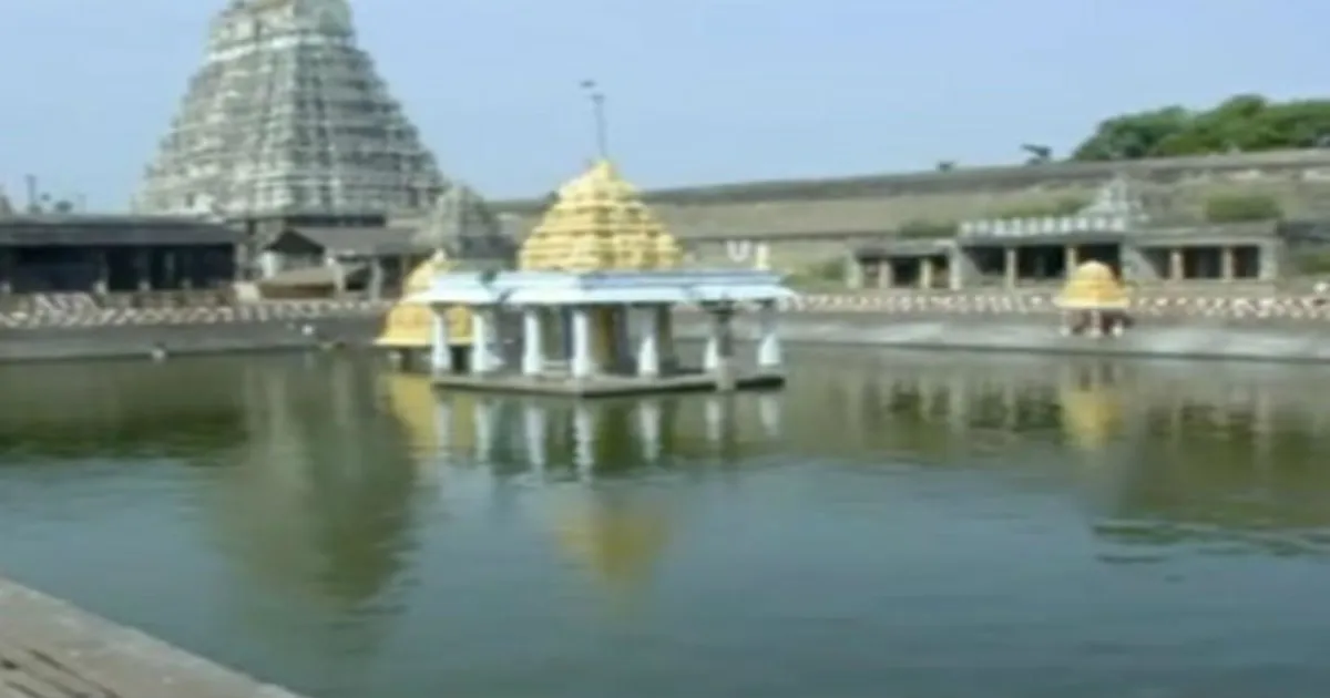 கோவிலுக்குள் அரங்கேறிய சோகம்... அத்திவரதரை தரிசிக்க சென்ற பக்தர் மாரடைப்பால் உயிரிழப்பு...!