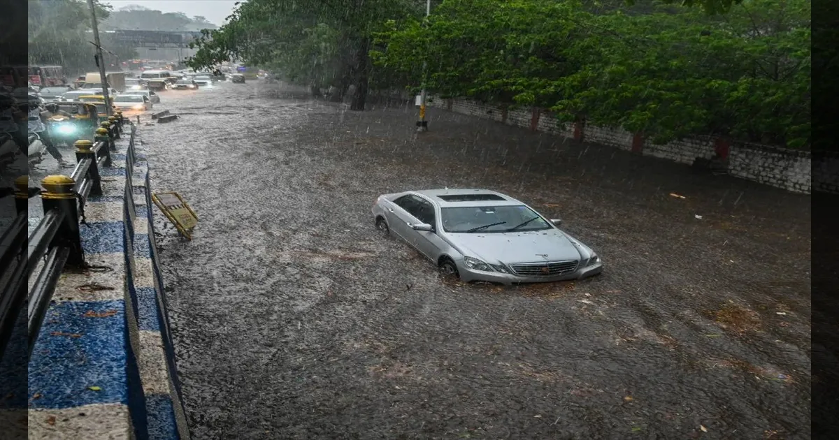 பெங்களூரை புரட்டியெடுத்த பேய் மழை: மருத்துவமனை சுவர் இடிந்து விழுந்து 7 பேர் பலி!