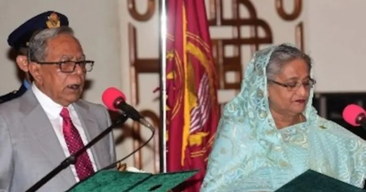 வங்கதேசத்தில் மீண்டும் அரசியல் நெருக்கடி: கைலியுடன் நாட்டை விட்டு ஓடிய முன்னாள் அதிபர்..!