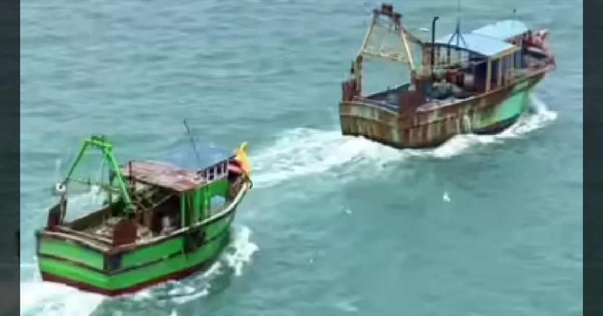 இலங்கை கடற்படை அட்டூழியம்.... ராமேஸ்வரம் மீனவர்கள் 10 பேர் சிறைபிடிப்பு!