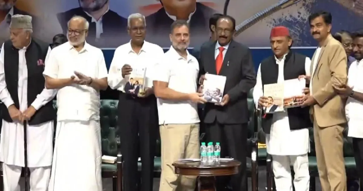 டெல்லியில் வைகோ நூல் வெளியீட்டு விழா! ராகுல் காந்தி வெளியிட அகிலேஷ் யாதவ் பெற்றுக்கொண்டார்!