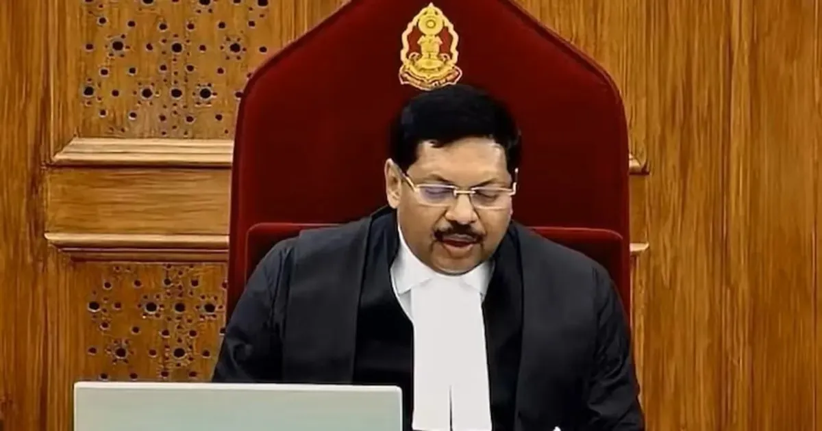 தலைநகரில் உச்சக்கட்ட பரபரப்பு... தலைமை நீதிபதி மீது செருப்பு வீச்சு... நடந்தது என்ன?