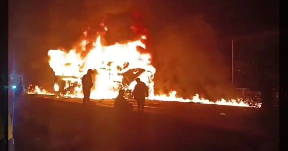 கர்நாடகாவில் பயங்கர விபத்து!  சொகுசு பஸ் தீப்பிடித்து 17 பேர் பலி! அதிகாலையில் நடந்த கோரம்!! 