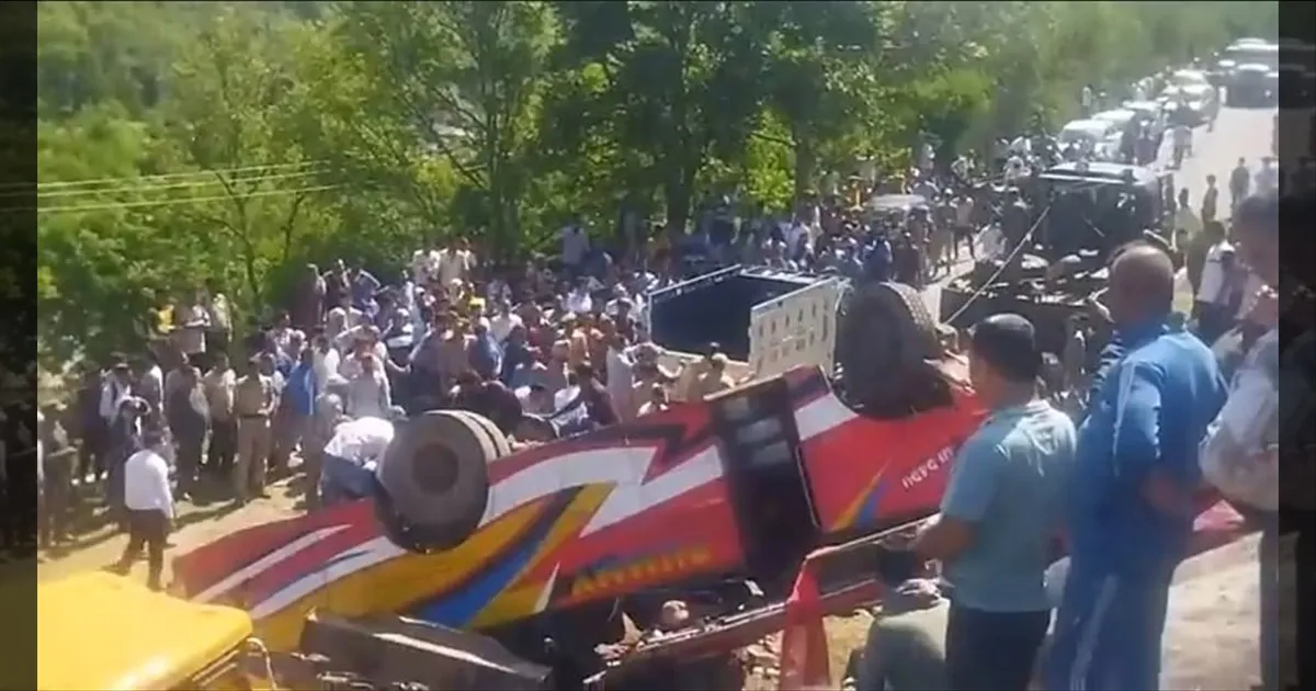 கொண்டை ஊசி வளைவில் கவிழ்ந்த பஸ்!! பாறையில் உருண்டு விழுந்ததில் 15 பேர் பரிதாப பலி!!