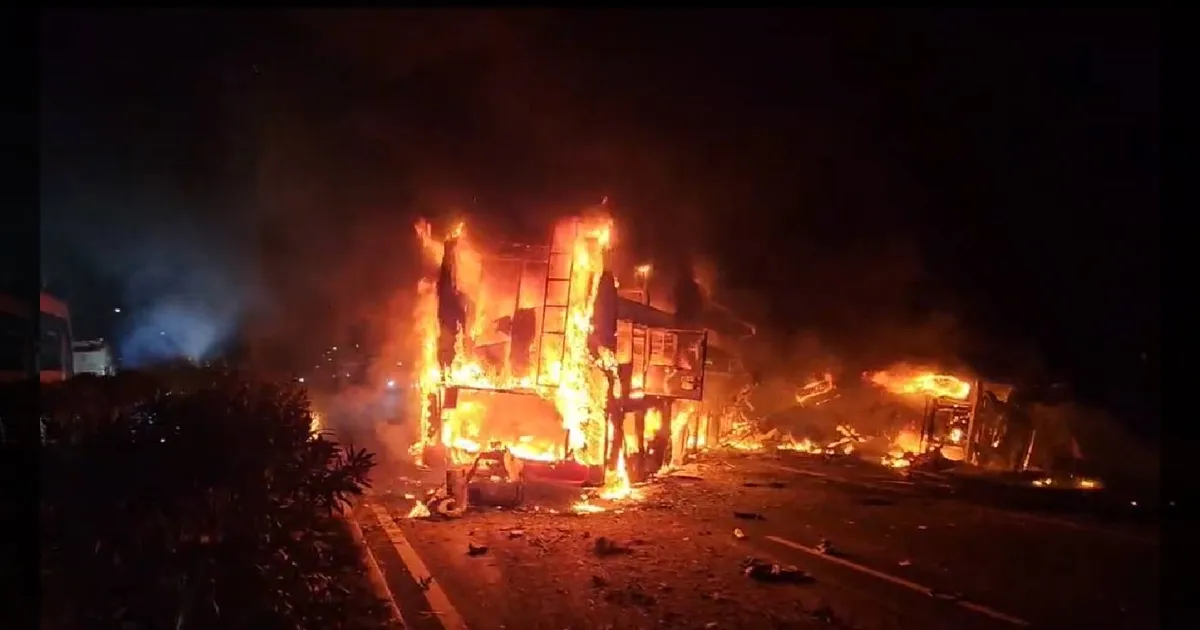 ஆந்திராவில் கோர விபத்து: வால்வோ பேருந்து டயர் வெடித்து 3 பேர் உடல் கருகி பலி!