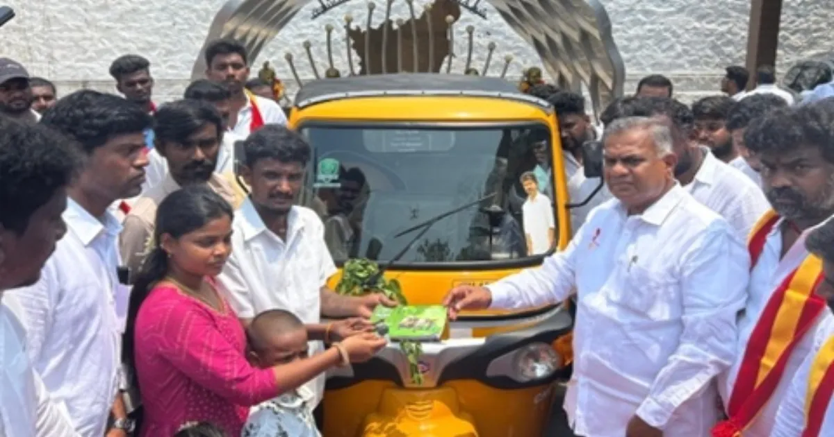 அவருக்கு சமமா என் ஃபோட்டோவா? கத்தியை கையில் எடுத்த புஸ்ஸி ஆனந்த்... என்ன செய்தார் தெரியுமா?