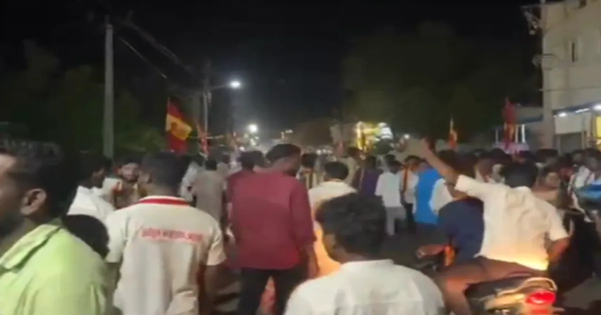 விடிந்ததுமே விஜய்க்கு அதிர்ச்சி...நடுரோட்டில் பட்டாசு வெடித்து தவெக மா.செ. பிறந்தநாள் கொண்டாட்டம்... ஸ்தம்பித்து போன திருக்கோவிலூர் போக்குவரத்து...!