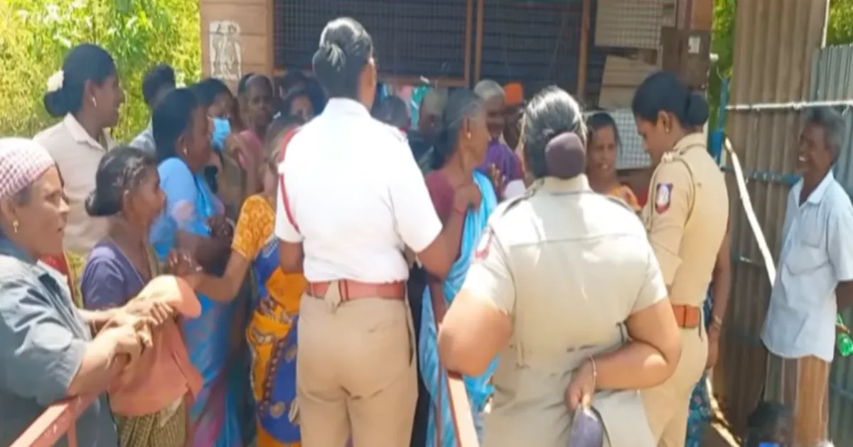 மூடுவிங்களா மாட்டீங்களா...? - கையில் மண்ணெண்ணெய் கேனுடன் களமிறங்கிய பெண்கள்... அந்தியூரில் உச்சக்கட்ட பரபரப்பு...!
