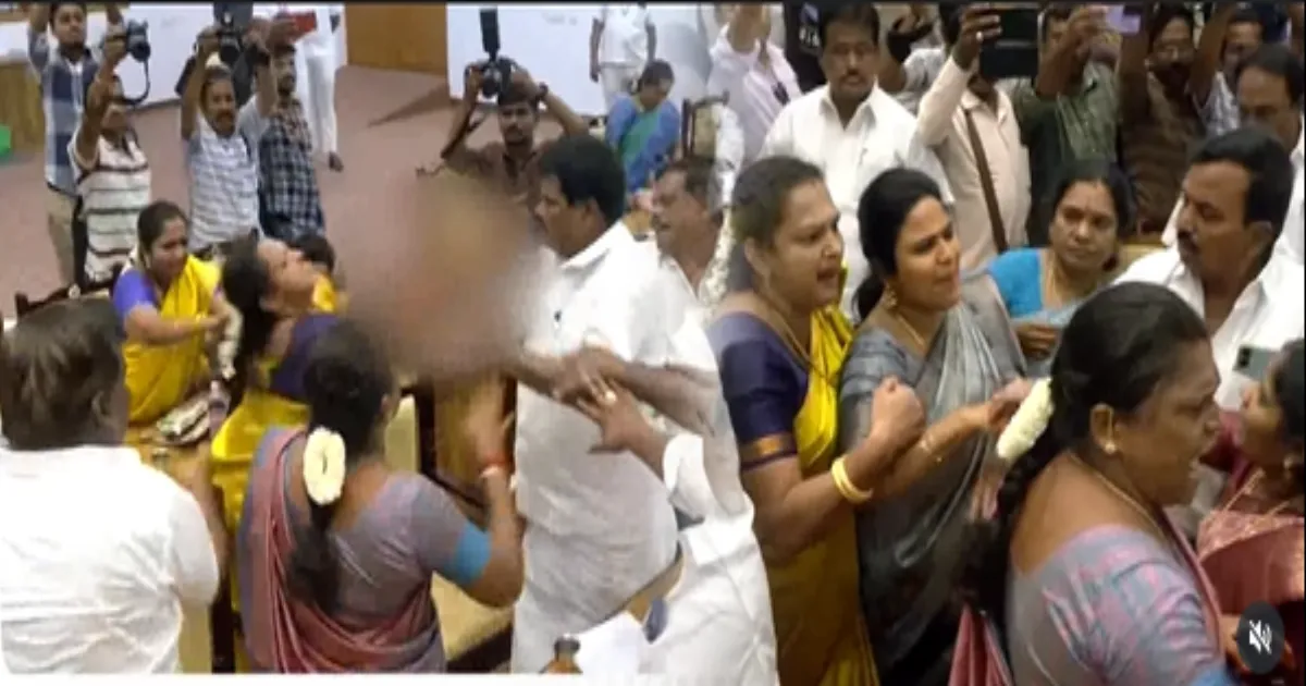 a-scuffle-broke-out-between-dmk-and-aiadmk-councilors-at-the-salem-corporation-meeting