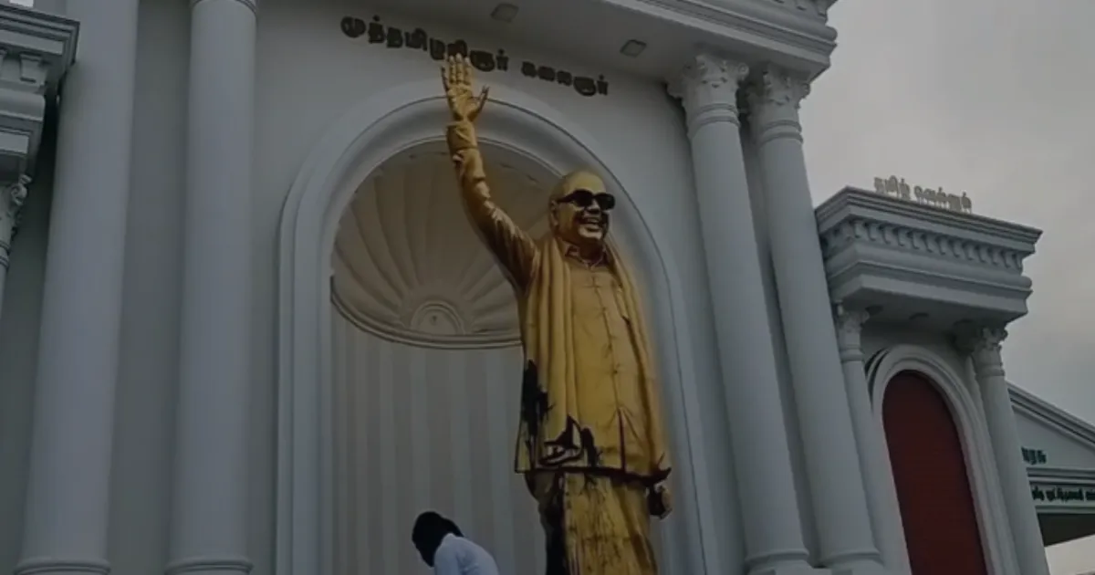 கலைஞர் சிலை மீது கருப்பு பெயிண்ட்.. குவிந்த திமுகவினர்.. சேலத்தில் பரபரப்பு..!