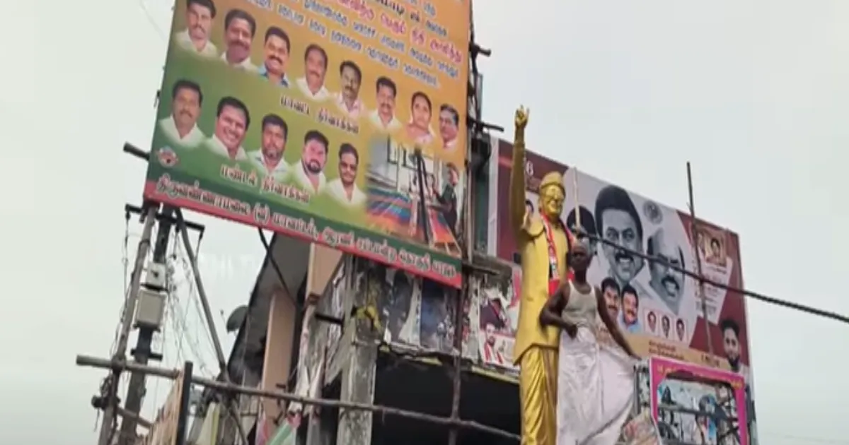 “கரை வேட்டியைக் கழட்டி ரோட்டுல போடு”... எம்.ஜி.ஆர். சிலை முன்பு அதிமுக தொண்டர் அரை நிர்வாண போராட்டம்...!
