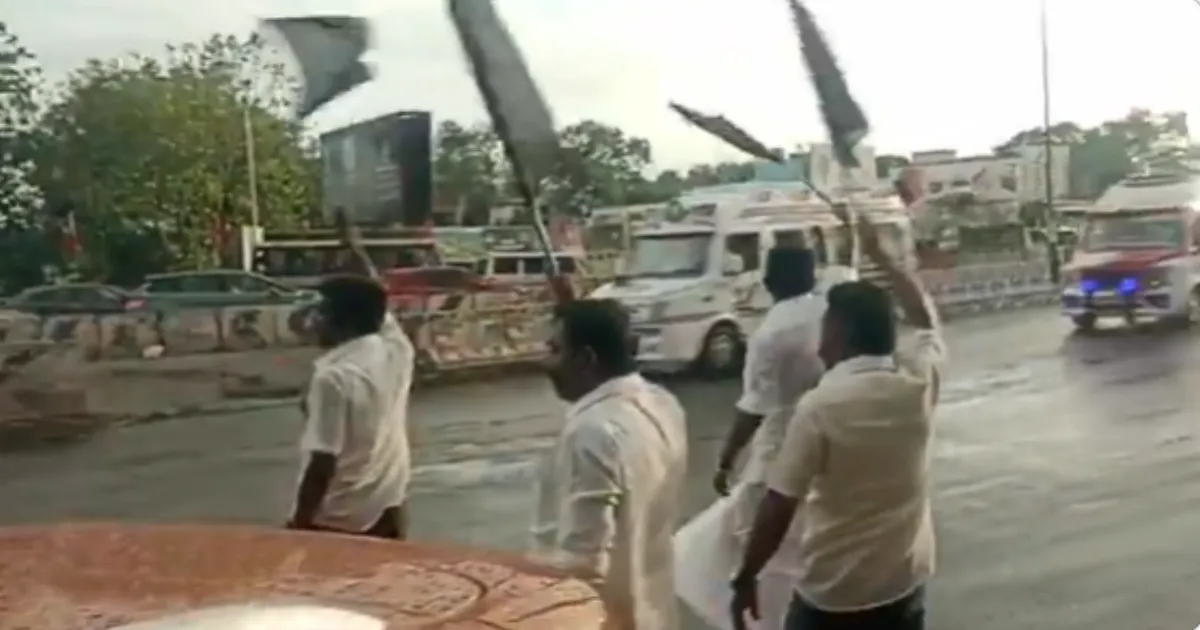 எடப்பாடி பழனிசாமிக்கு எதிராக கருப்புக்கொடி, கல்வீச்சு... நெல்லையில் தேவர் சமூகத்தினரால் பரபரப்பு...!