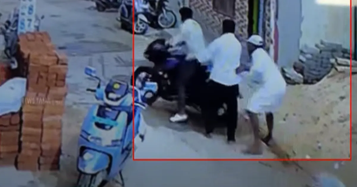 பைக்கில் இருந்து கீழே விழுந்தவருக்கு உதவியவருக்கு இப்படியொரு நிலையா? - உஷார் மக்களே...!